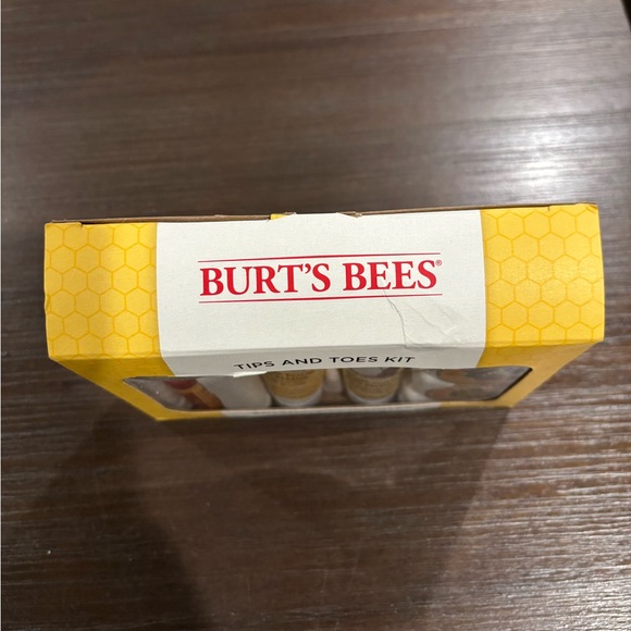 NWT Tips and Toes Burt’s Bees Kit - Picture 2 of 3